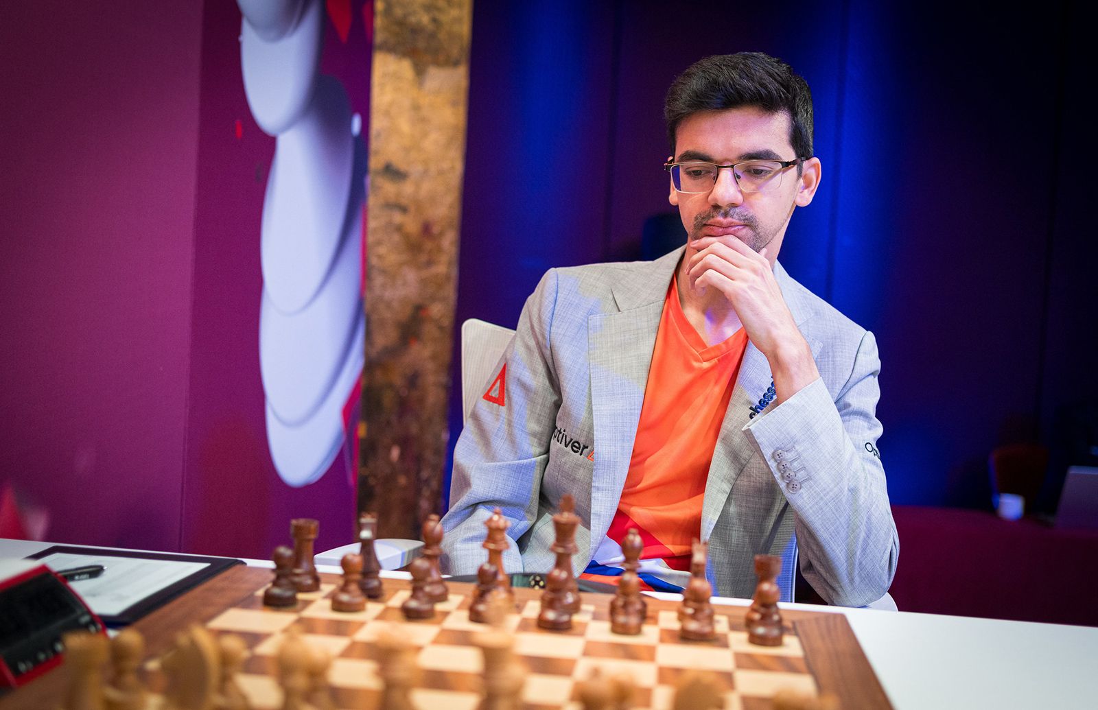 阿尼施·吉里 (Anish Giri) 橙色衬衫