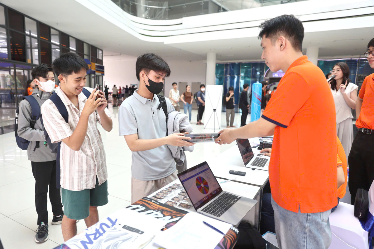 学生们在菲亚特动力科技展台排队玩游戏并领取礼物